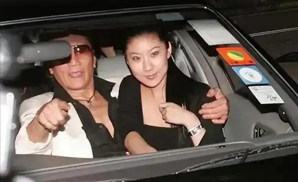 被谢贤养了12年,用青春换来两千万的coco,如今的她怎样了?