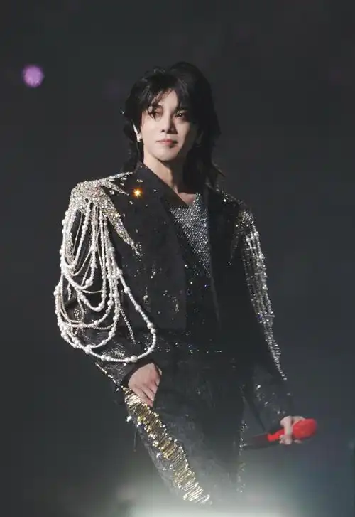 新闻240912华晨宇演唱会期待与激情的碰撞帅气形象引粉丝狂热赞美