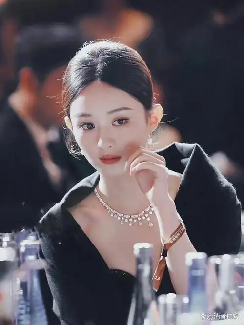 都不如赵丽颖本人美!娱乐圈仙女最新美照出来了,贵妇装扮靓翻天