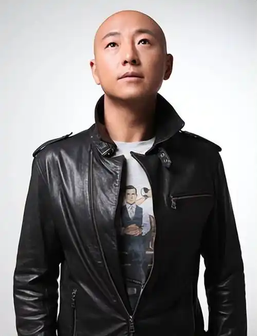 当时缺一个坏蛋,直接就想到了周晓鸥,因为他是光头,本身就像反面人物