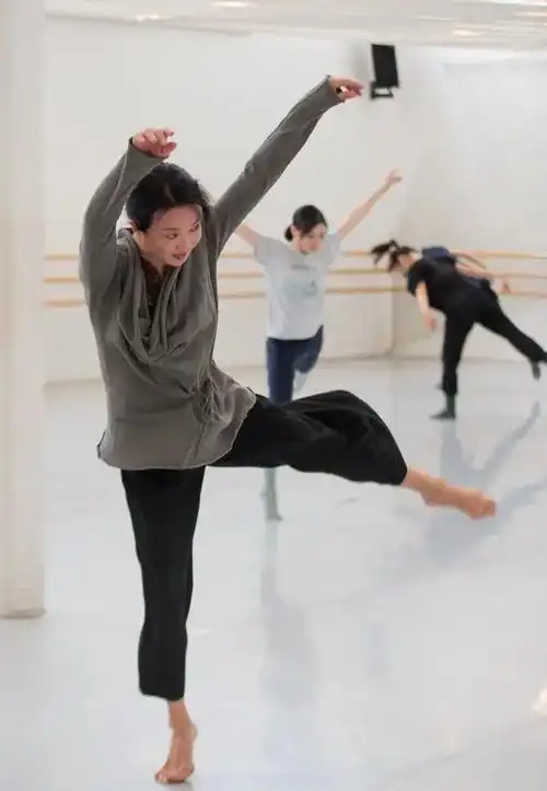 并配文:"每天看到上海金星舞蹈团,舞者训练,跳舞时,是我最幸福,快乐的