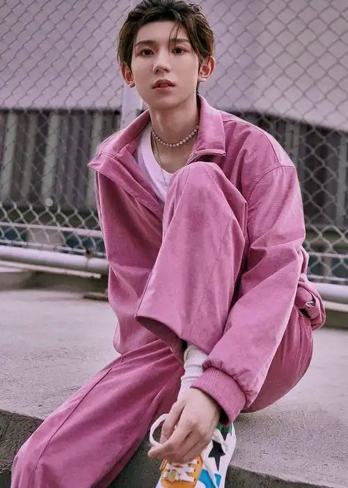 王源粉色运动套装更显少年清新扎小辫露帅气面庞眼神撩人