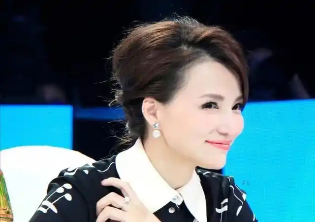 央视一姐董卿笑魇如花,心中永远的女神