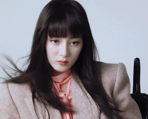 迪丽热巴时尚大片花絮曝光,齐刘海复古风十足,果断路转粉