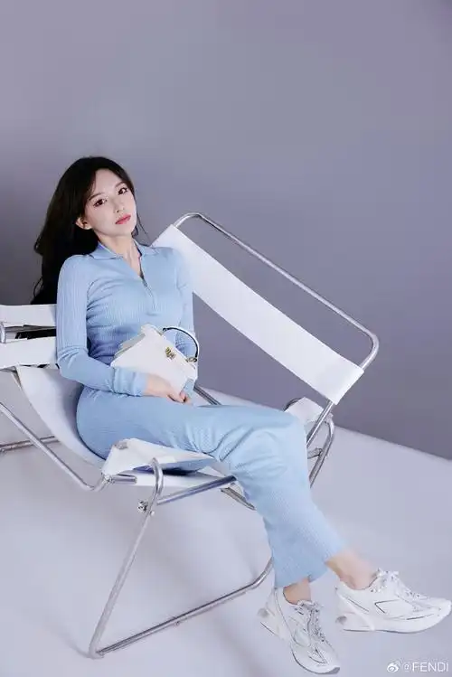 演员,歌手@程潇身着2023秋冬女士系列与全新first 1 运动鞋,浅蓝淡雅