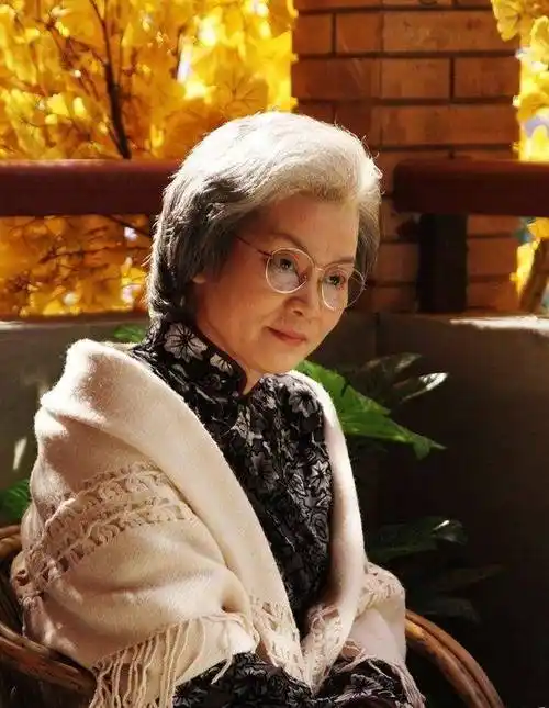 看了68岁潘虹和63岁刘雪华,才明白女人优雅老去比刻意扮嫩更美_衣服