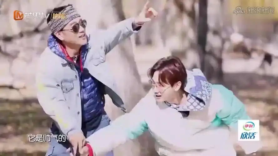 汪涵的"野生"儿子汪苏泷亮相,自带板凳坐路边等车接,相当飒!