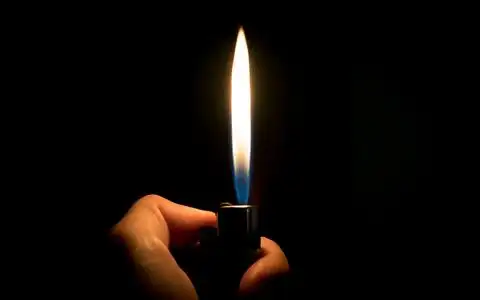 火焰打火机黄昏火电厂火焰黑底火焰卡通狮子驯兽师在火边透明的光影响