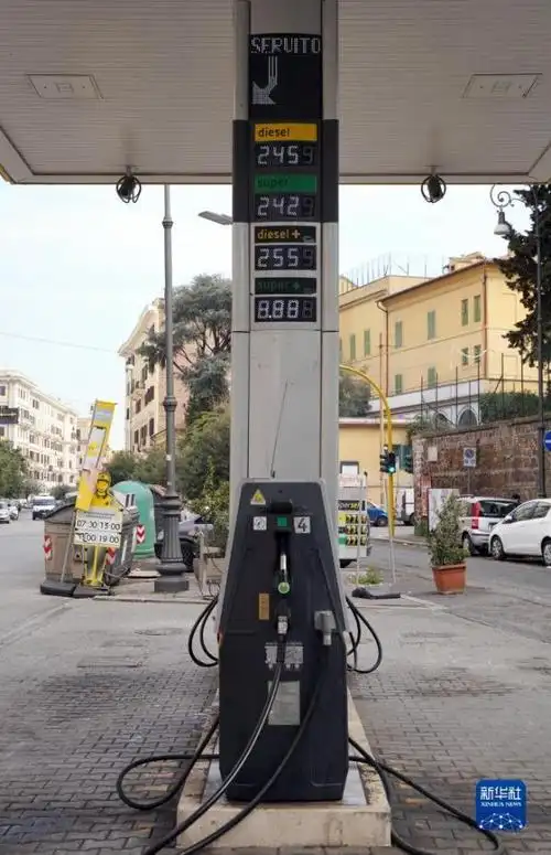 这是3月12日在意大利罗马一处加油站拍摄的油价表.