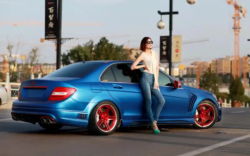 美女汽车桌面壁纸_一道靓丽的风景线