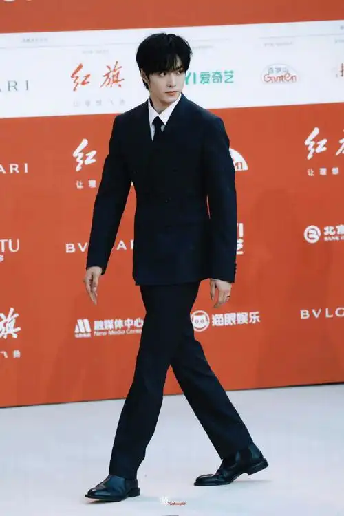 omg刘耀文这头身比,一眼看去全是腿!05#刘耀文红毯生图