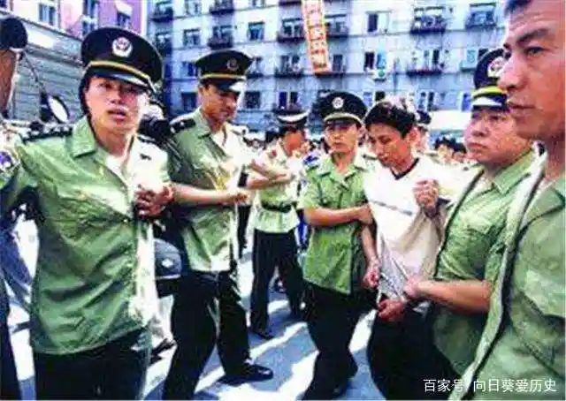 四大金刚落网之后,刘涌当即写下六份遗书,走出城中花园准备寻死