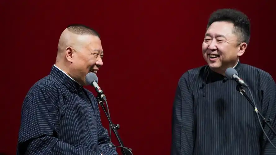 郭德纲于谦办相声专场,纪念合作20周年,郊县天王的岁月令人神往_手机