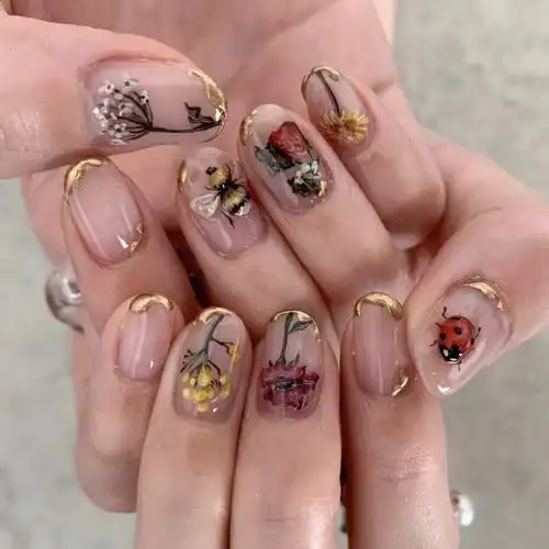 蹲一组手绘美甲