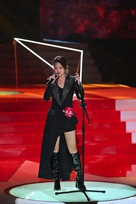 《星光大道》舞台迎来繁星互娱超级女声柏静登场,抒情摇滚信手拈来