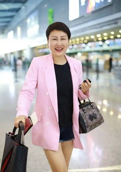 作为一名老演员,张凯丽的生活方式非常简单.