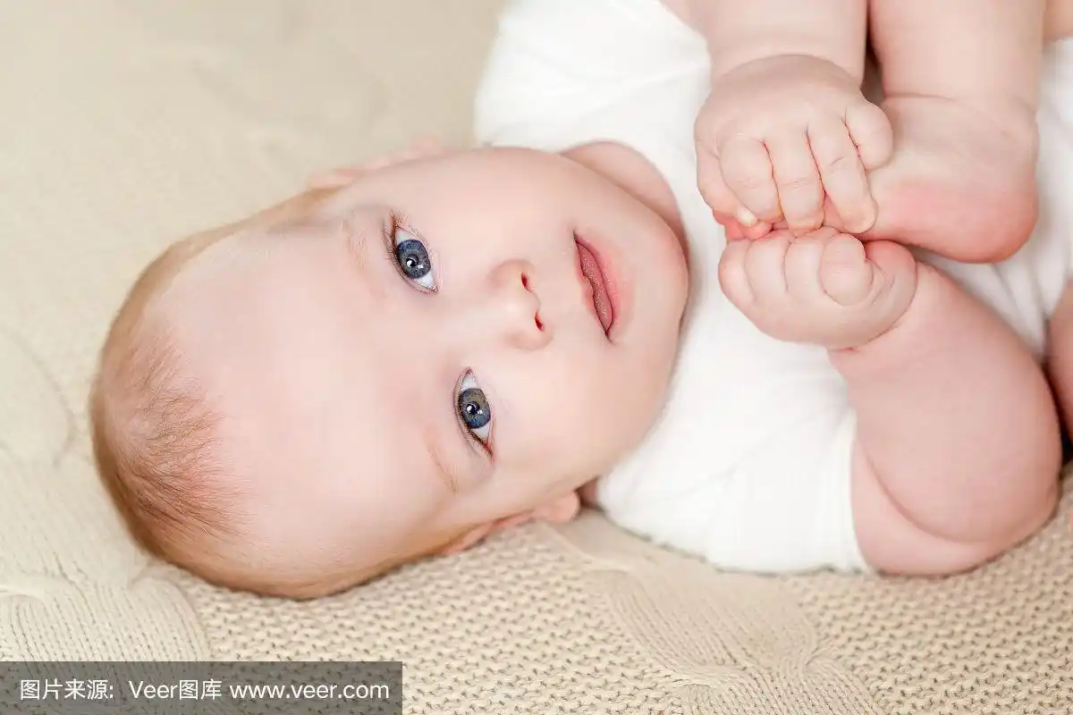 可爱漂亮的大眼睛宝宝躺在床上