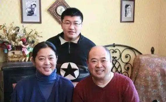 61岁倪萍罕出镜,皮肤松到垂下来,气质佳被第四任丈夫宠成公主