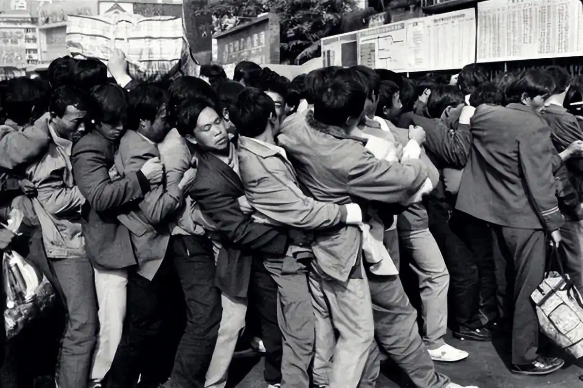 绿皮火车的回忆:八十年代打工人与春运,一辆列车看尽人间百态