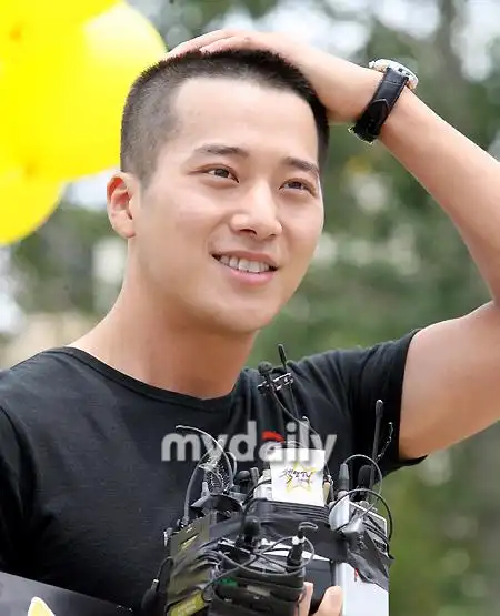 韩国演员李莞12日上午参军服役