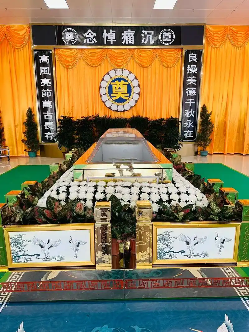 殡仪馆现场布置 围棺鲜花 花圈 地毯 #殡葬 #殡葬服务 # - 抖音