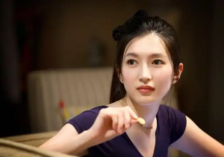 组图一仆二主江疏影剧照扮白领被赞清新