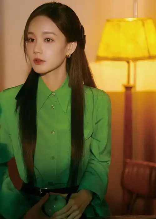 李一桐绿色连衣裙手拿绿色苹果尽显青春靓丽形象这颜色不是谁都是能