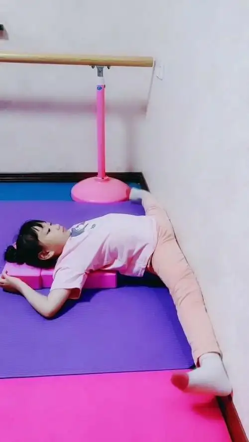 练习加砖头横叉打垮,真棒感谢大家支持我!