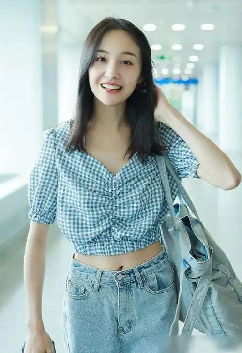 这次真的是被郑爽的素颜美到了但身材太骨感看着有点汉子