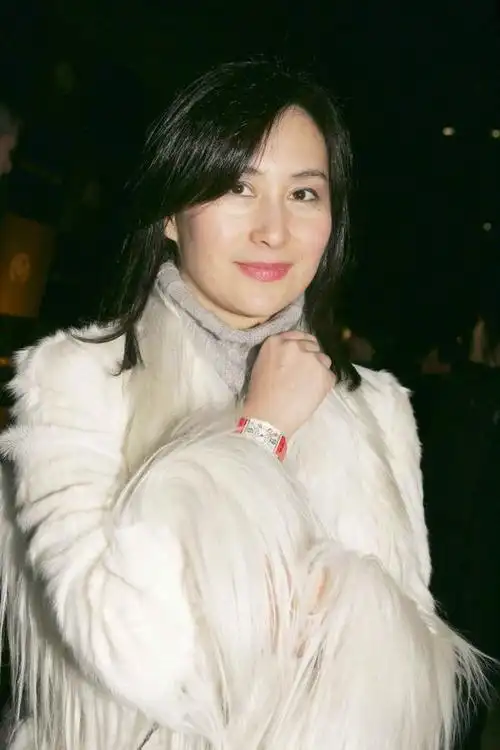 何超琼:早年外国留学,学成归来后,却因赌王千金身份找不到工作