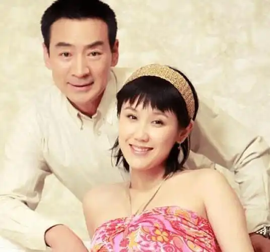 她年轻貌美,却爱上大21岁"国民老爷",如今44岁成人生赢