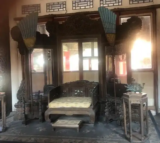 翊坤宫中的三扇镜面屏风