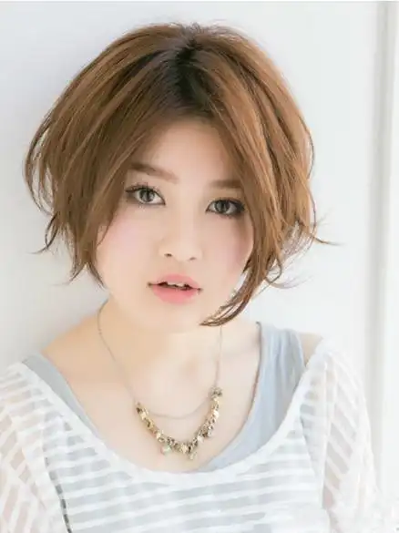 脸大的女人剪短发效果图