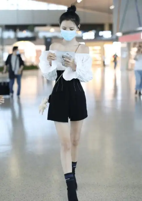 张予曦把自己的人像印t恤上,比露出的细腰还惹眼,也太臭美了吧