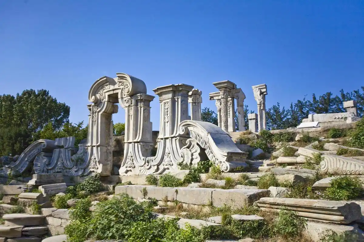 圆明园遗址公园 圆明园,这座曾经被誉为"万园之园"的辉煌宫殿,如今已