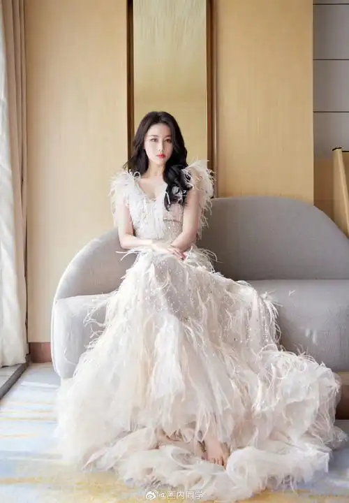 张馨予羽毛钉珠连衣裙
