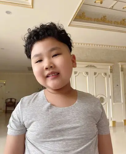 郭德纲儿子郭汾阳烫头,果然是于谦的徒弟,继承德云社的会是他吗