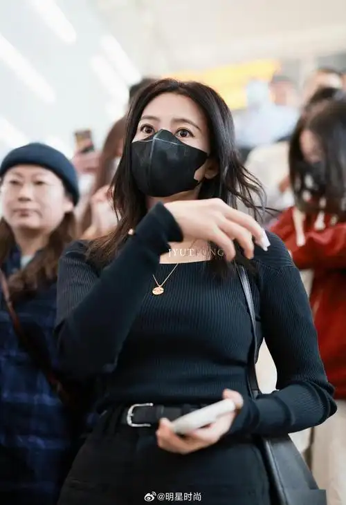 高圆圆机场穿搭一身黑色搭配简约大方又不失细节之美
