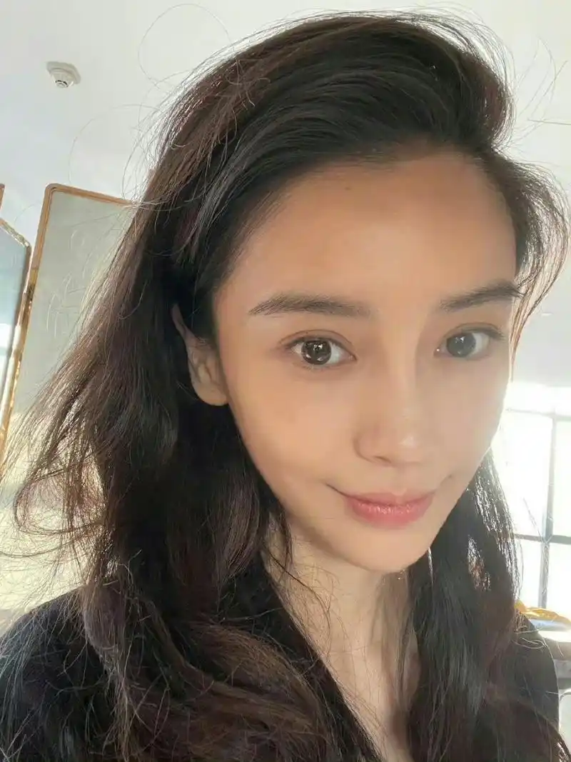 angelababy杨颖,白鹿的素颜自拍生图,谁更美?