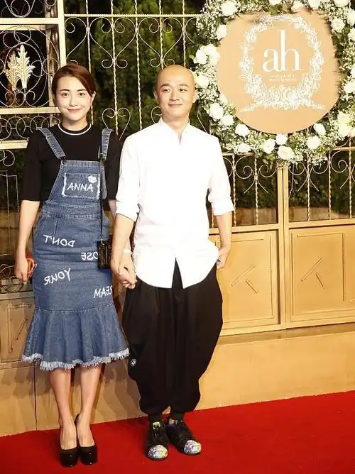 包贝尔包文婧牵手秀恩爱同是黑白简约穿搭还有点情侣装的感觉