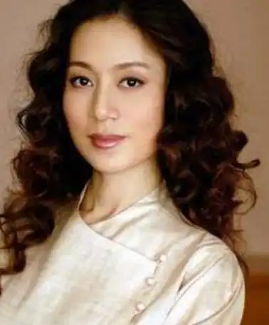 玉面狐狸郑益萍她是戏中唯一的三姐,虽然地位不高,但却以她那高颜值和