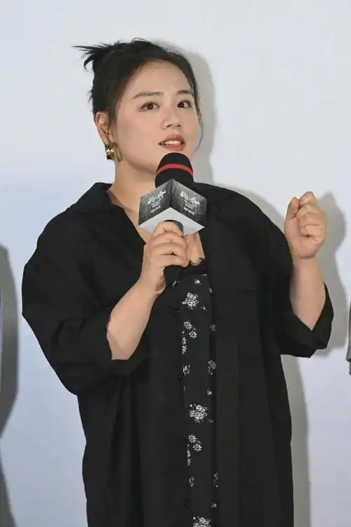 国民宠儿马思纯断桥首映会生图发福引热议笑容甜美获祝福