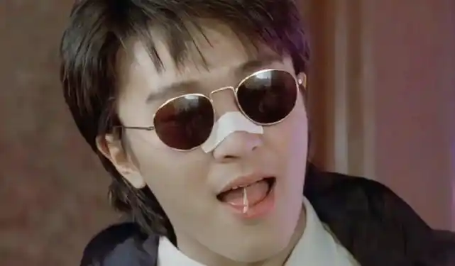 但始终不变的是周星驰的颜值始终在线,哪怕是年纪大了,也依然帅得三百