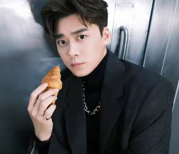 李易峰胶片感厨房大片释出 氛围感拉满