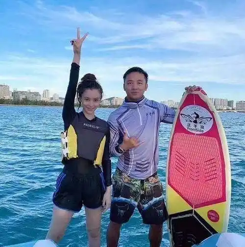 原创baby玩滑板险摔倒陈立农在一旁搀扶王一博的反应备受争议