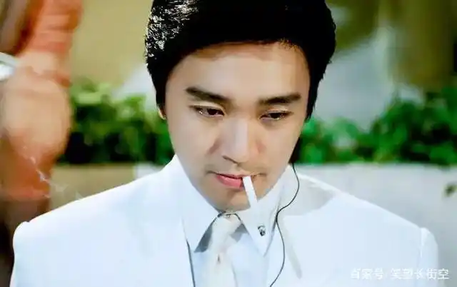 《咖喱辣椒》中周星驰边吃盒饭边抽烟,虽然很落魄但是却很嚣张.