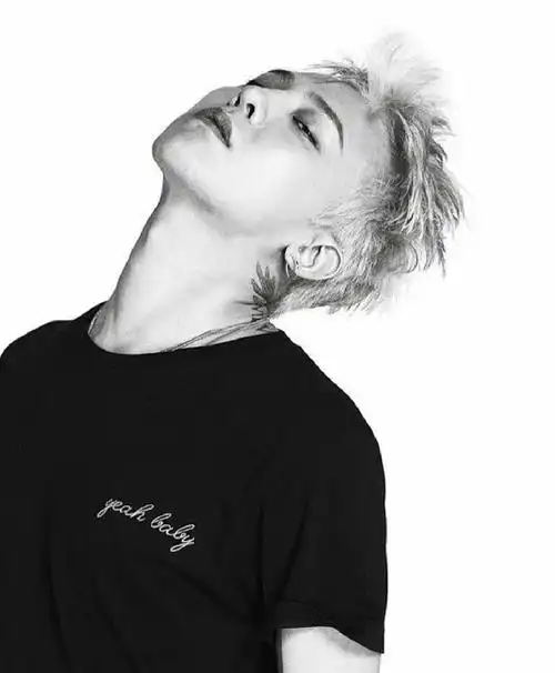 权志龙公开个人黑白写真 迷离眼神展梦幻效果【组图】