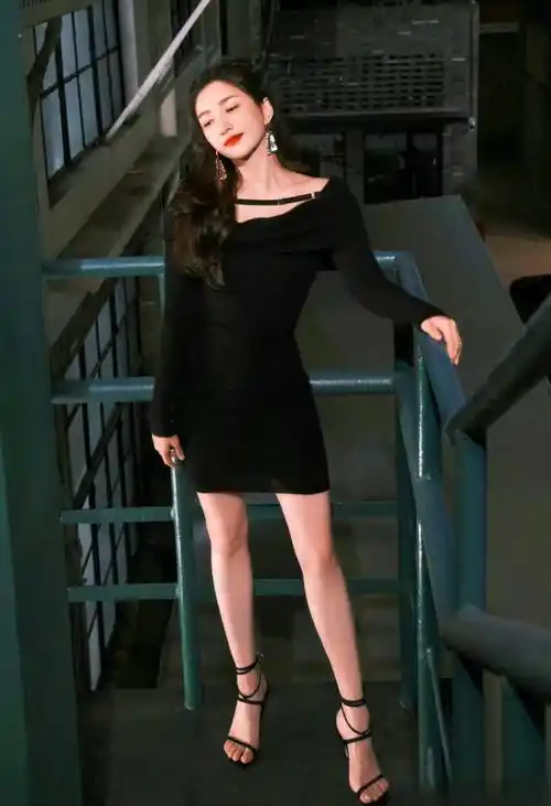 原创江疏影一字肩针织连衣裙魅力十足让你成为街头焦点