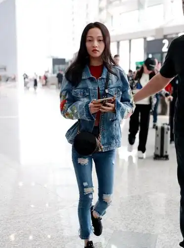 张韶涵一身牛仔套装直接嫩回16岁网友逆生长就服你
