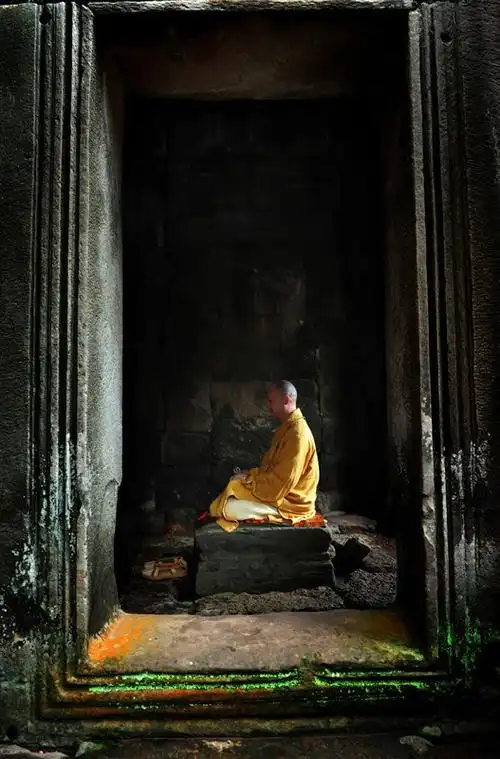 禅坐背影,坐禅静心背影图片_大山谷图库